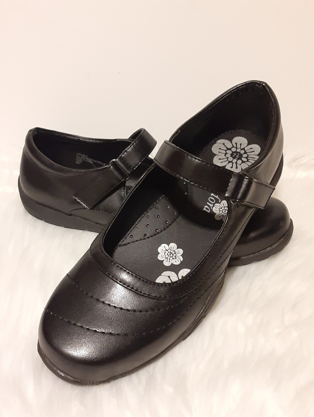 Black Flat Shoes Hook & Loop Closure NEW NWOT Amidora Womens 7.5